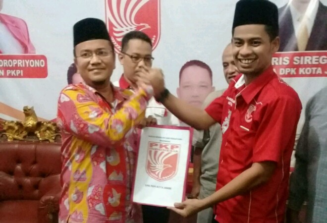 dr. Maulana, MKM mengembalikan formulir pendaftaran di DPK PKPI, Senin (31/7) malam.