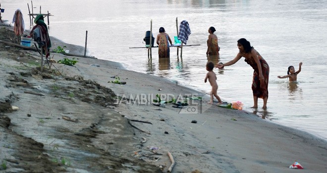 Sungai Bhatanghari Surut. Foto : M Ridwan / Jambi Ekspres