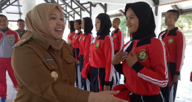Bupati Muarojambi Hj. Masnah busro melihat latihan anggota Paskibraka yang akan mengibarkan bendera Merah Putih di Bumi Sailun salimbai 17 Agustus akan datang.