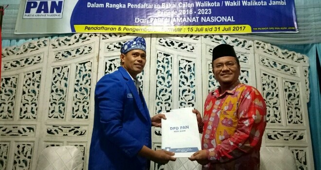 dr. Maulana saat mendaftar ke Partai Amanat Nasional (PAN).