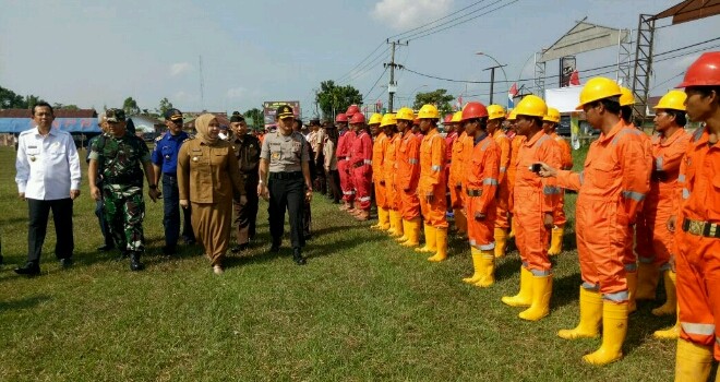 Bupati Muarojambi Hj. Masnah Busro pada saat apel siaga Karhutla yang digelar, Selasa (2/8) pagi.