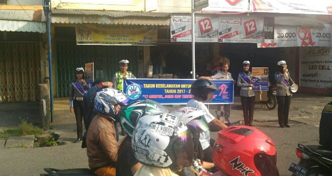 Ditlantas Polda Jambi saat Sosialisasi Keselamatan Berlalu Lintas di Jalanan.