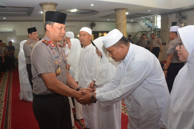 Kapolda Jambi saat melepas Belasan Personel Jajaran Polda Jambi Berangkat Haji.