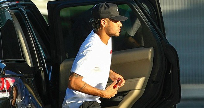 Neymar turun dari mobil di Porto, untuk melakoni tes kesehatan. Foto : AFP / Gettyimages