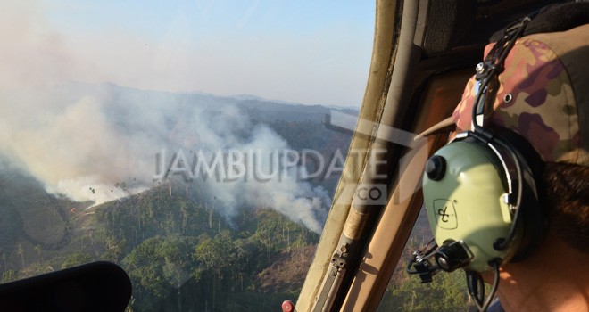 Kebakaran Hutan dan Lahan di Provinsi Jambi, Dari Udara tampak Asap mengepul. Foto : M Ridwan / Jambi Ekspres