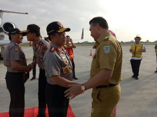 Walikota Jambi Sy Fasha saat menyambut kedatangan kedatangan, Jenderal Polisi Tito Karnavian di Bandara Sultan Thaha Jambi.