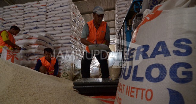 Petugas sedang mengemas ulang beras di Gudang Bulog Divre Jambi, di Pasir Putih, Jambi Selatan, Kota Jambi. Foto : M Ridwan / Jambi Ekspres