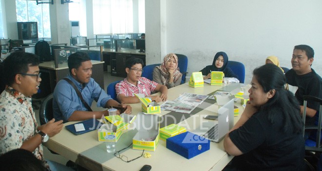 Dian Safitri selaku Head of Communication Uber Indonesia saat berdialog bersama awak redaksi Jambi Ekspres