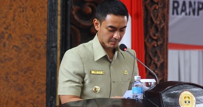 Gubernur Jambi, Zumi Zola.