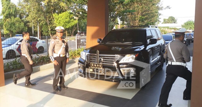 Terlihat mobil Lexus LX570 disiapakan untuk digunakan Kapolri selama berada di Jambi.