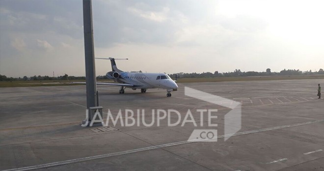 Pesawat Jet yang digunakan Kapolri mendarat di Bandara Sultan Thaha Jambi.