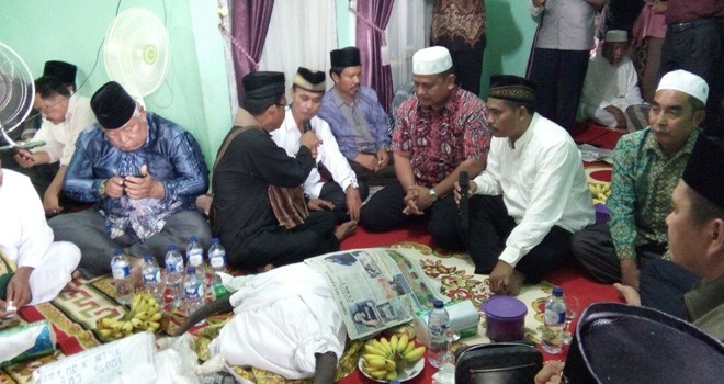 Acara pemotongan kepala kerbau dalam rangka perdamaian antara PT Mega Sawindo Perkasa (MSP) akhirnya sepakat berdamai dengan masyarakat Padang Plangeh dan Dusun Danau, Kecamatan Pelepat Ilir di rumah Rio Dusun Padang Plangeh, Jumat (4/8).