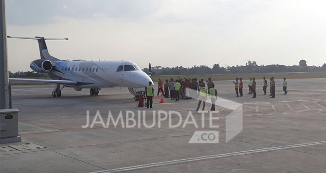 Kapolri, Jenderal Tito Karnavian tiba di Bandara Sultan Thaha Jambi dengan menggunakan pesawat Jet khusus Polri.