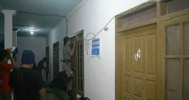 Satpol PP saat melalukan aksi penggrebekan asusila.
