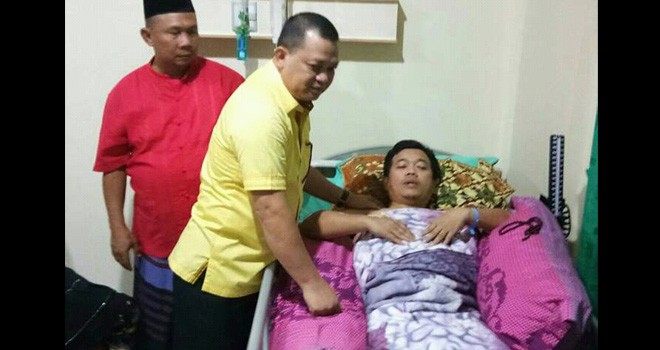 Fauzi Ansori saat jenguk Bupati Merangin, Al Haris di Rumah Sakit.
