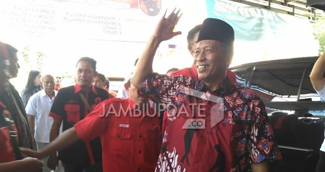 Abdullah Sani saat mengambil formulir penjaringan di kantor DPC PDIP Kota Jambi.