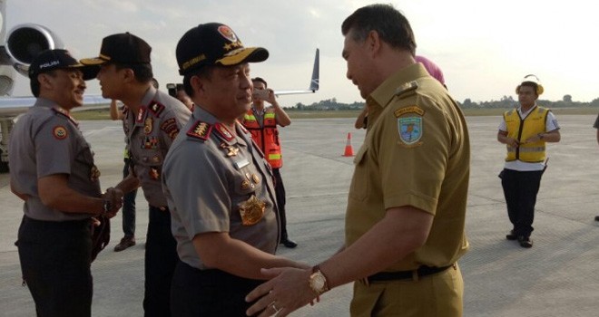 Walikota Jambi Sy Fasha saat menyambut kedatangan kedatangan, Jenderal Polisi Tito Karnavian di Bandara Sultan Thaha Jambi.