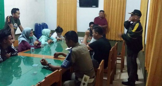 Tiga pasangan mesum saat ditangkap anggota Satpol PP Tanjabbar Sabtu (5/8) malam.