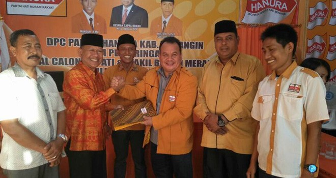 Bakal calon Bupati Merangin, Khafid Moein saat mendaftar di penjaringan Hanura. Maju di Pilkada Merangin Khafid tak lirik tiga Parpol.