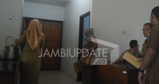 Gubernur Jambi, Zumi Zola menggelar rapat tertutup dengan DPRD di Kantor Gubernur Jambi.