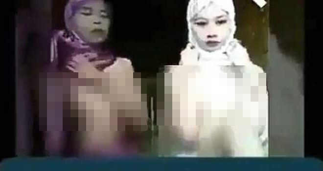 Dua Wanita Ini Menari Telanjang di Medsos.