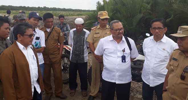 H Bakri bersama Dirjen SDA Kementerian PU melihat secara lansung kebutuhan masyarat pesisir dalam bertani.