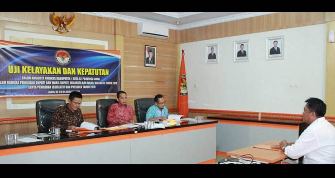 Pimpinan Bawaslu Provinsi Jambi saat menggelar uji kelayakan dan kepatutan calon anggota Panwaslu. Umumkan hasil seleksi, 33 Panwas terpilih segera dilantik.
