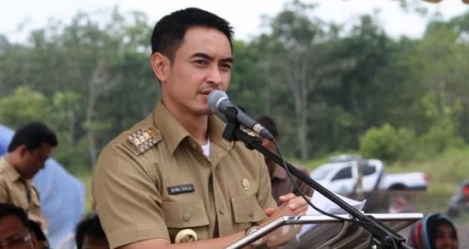 Gubernur Jambi, Zumi Zola.