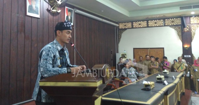 Gubernur Jambi, Zumi Zola saat melakukan pelantikan pejabat eselon II di ruang pola Kantor Gubernur Jambi.
