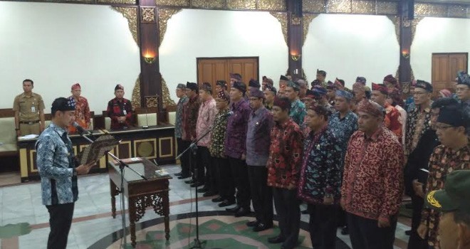 Gubernur Jambi saat melantik pejabat eselon II. 