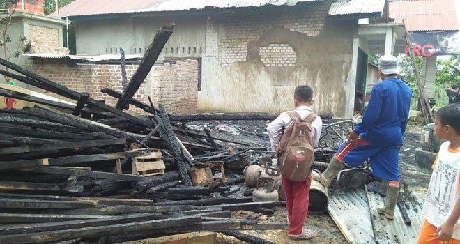 Rumah milik Ngadimin di Desa Olak Kemang, Tebo, yang rata dengan tanah usai dilalap api, kemarin (8/8). (Insert) mobil Totoya Kijang Grand yang tinggal kerangka. 
