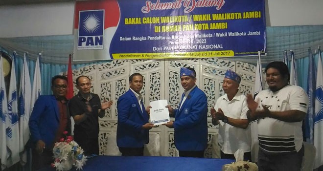 Kemas Alfarizi Arsyad saat mendaftar di PAN.