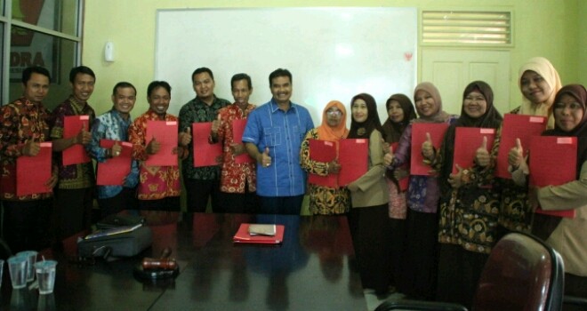 Anggota DPR RI, Sutan Adil Hendra bersama guru guru swasta di jambi. 