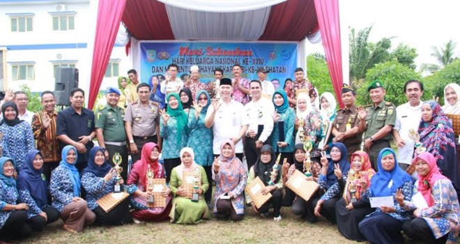 Wali Kota Fasha menyampaikan sambutannya pada kegiatan Peringatan Hari Keluarga Nasional (Harganas) ke XXIV Tingkat Kota Jambi dan momentum Bhayangkara dan Ikatan Bidan Indonesia (IBI) KB Kesehatan yang digelar di Lapangan Yuka Kelurahan Paal Merah Kecamatan Paalmerah Kota Jambi.