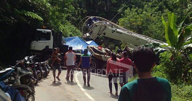 Mobil tronton yang terperosok di Muara Imat menyebabkan jalur Kerinci-Bangko macet total.