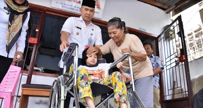 Wali Kota Fasha saat menyerahkan Bantuan Kursi Roda.