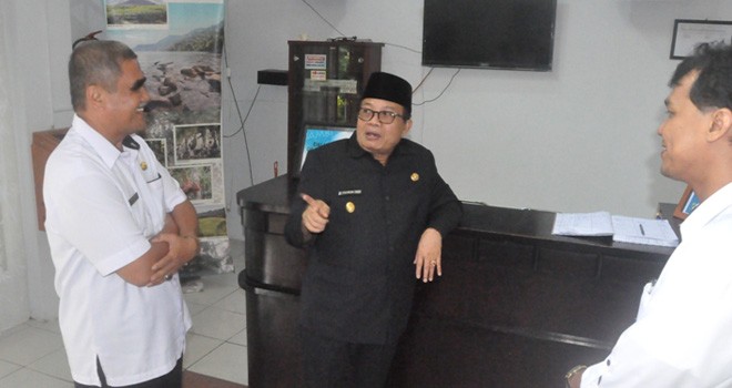 Wakil Gubernur (Wagub) Jambi, Fachrori Umar, melakukan inspeksi mendadak (Sidak) di Kantor Dinas Kebudayaan dan Pariwisata (Disbudpar) Provinsi Jambi dan Kantor Dinas Lingkungan Hudup (DLH) Provinsi Jambi.