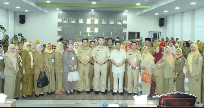 Pimpinan Komisi X DPR RI Sutan Adil Hendra (SAH) bersama dengan puluhan kepala sekolah SD sekota Jambi.