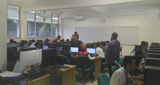 Calon anggota Bawaslu Provinsi Jambi menjalani tes tertulis di STIKOM Dinamika Bangsa, Thehok Kota Jambi.