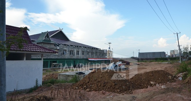 Kondisi pembangunan pasar angso duo modren yang dibangun Pt EBN. Kemarin (10/8), Pemprov Jambi melihat progress pembangunan untuk devaluasi. 