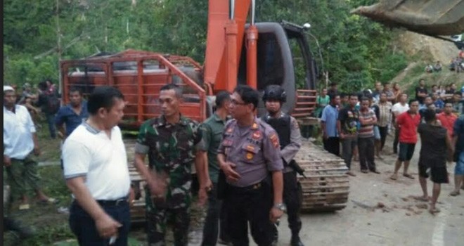 Terlihat Dandim bersama Sabhara Polres Kerinci saat evakuasi mobil truck.
