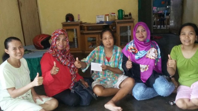 Kartini Pendukung Fasha saat menyerahkan bantuan.