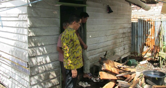 H Bakri Lansung Tinjau Bedah Rumah.