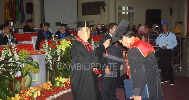 UNJA kembali melaksanakan Rapat Senat Terbuka dalam rangka wisuda ke-77 di Balairung Kampus Pinang Masak, Mendalo.