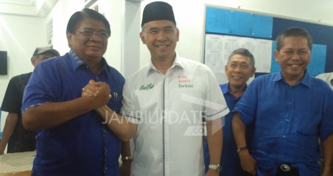 Cik Bur dan Fasha salam komando saat mengembalikan formulir di Partai Demokrat. 
