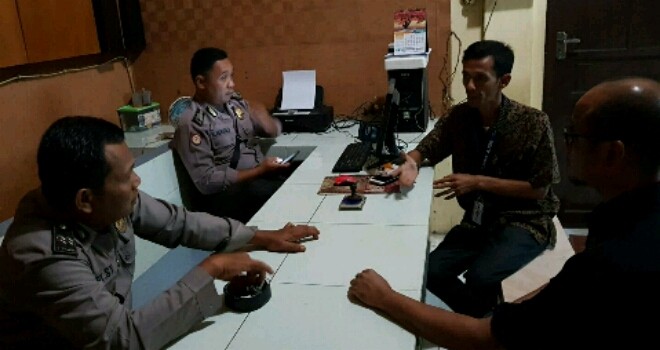 Penumpang yang terlantar saat melapor ke Polisi.