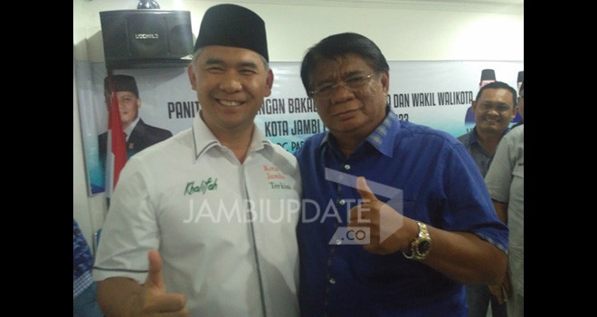 Cik Bur dan Fasha saat mengembalikan formulir di Partai Demokrat. 