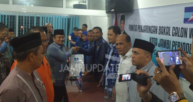 dr. Maulana MKM saat mengembalikan formulir pendaftaran di DPC Demokrat Kota Jambi.