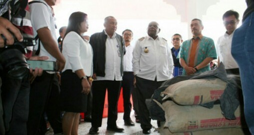 Deputi Menteri BUMN Fajar Harry dan Bupati Puncak Jaya Hen Ock Ibo saat meninjau toko semen. 