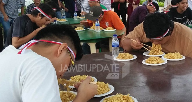 Peserta Lomba berpacu mengabiskan 4 piring mie di halaman City Marketing Office CitraRaya City Mendalo.